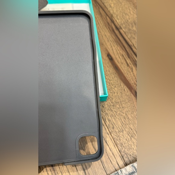 Logitech Combo Touch detachable keyboard case with trackpad and Smart Connector - Picture 9 of 11